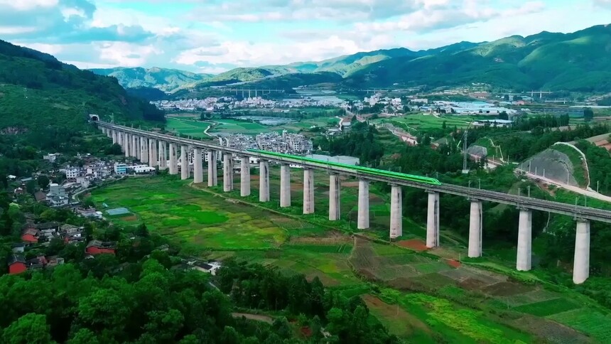 “五一”假期迎来跨境旅游高峰 中老铁路乘务员护航游客出行