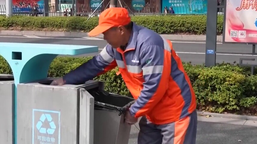 环卫工李磊：街巷里的诗意生活 “扫帚为笔街作纸” 诗里都是烟火气