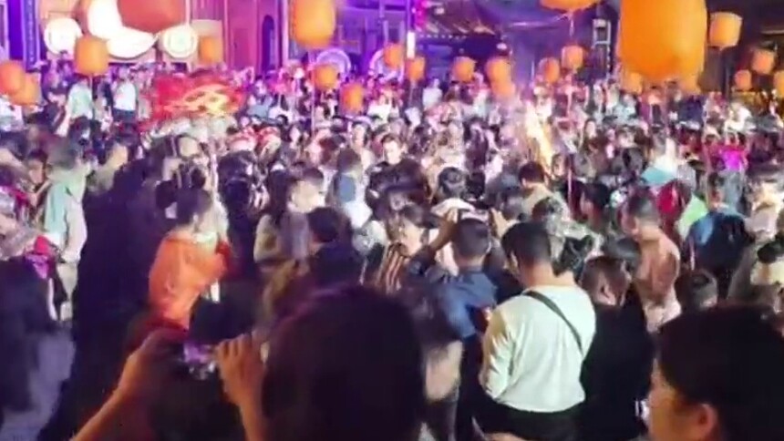 五一旅游大军已抵达湖南！湘西永顺芙蓉镇人气火爆 愿往后岁岁永顺，万事皆顺