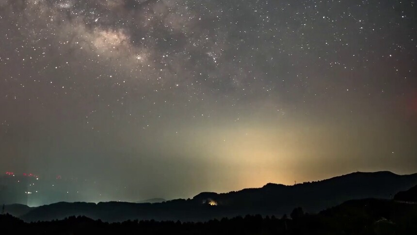 云南澄江：抚仙湖畔现璀璨星空
