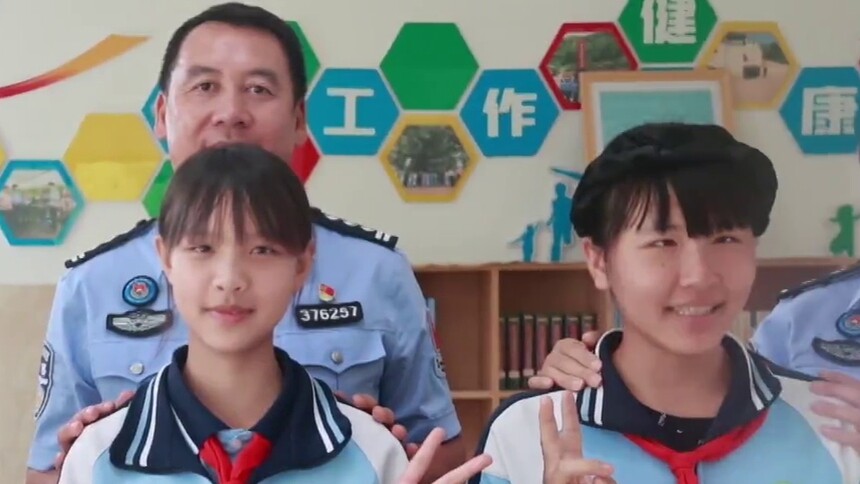 小学生这一招“声东击西”，甜到了民警的心坎里