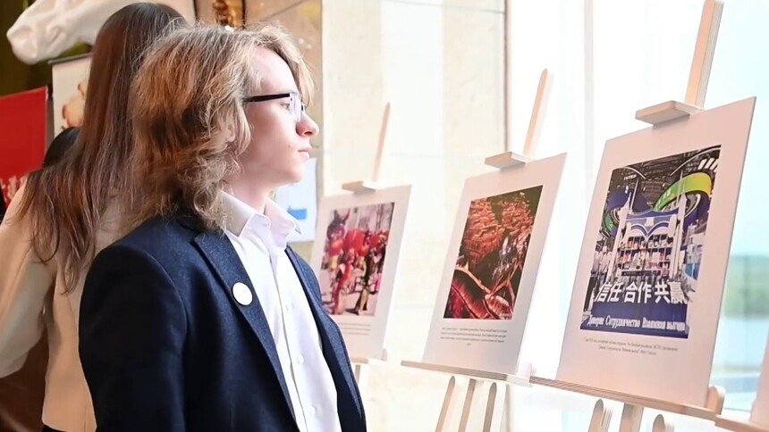 中国式现代化成就图片展在俄伊尔库茨克举行