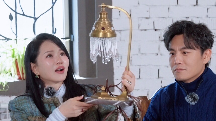 笑到嘴角合不拢！秦昊很懂伊能静想要的礼物