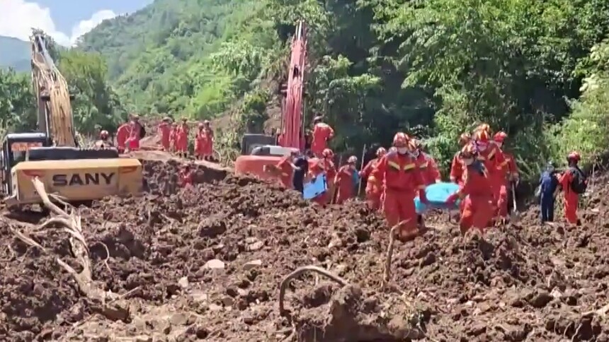 甘肃陇南：发生山体滑坡 救援工作紧张进行