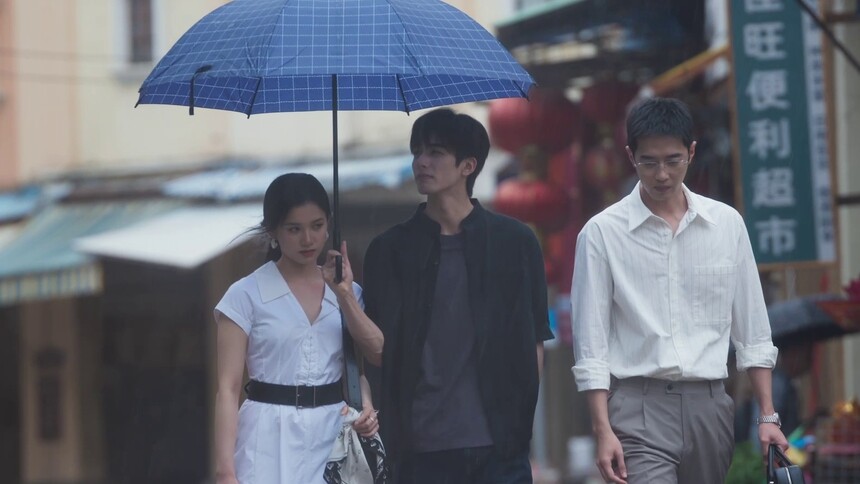 陈异给苗靖打伞，岑晔在伞外淋雨