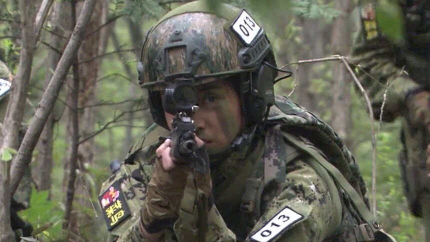 女兵们擒住对方狙击手