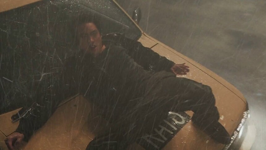 李文彬与坏人雨中搏斗误入飞机轨道