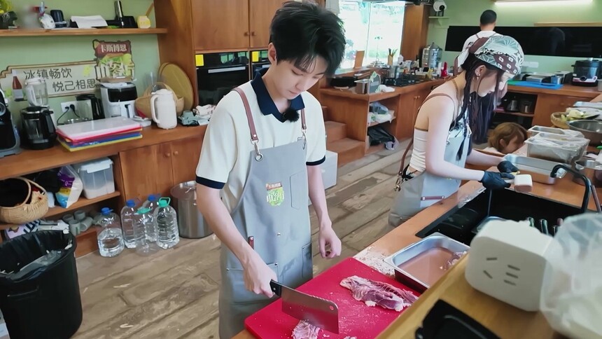 王俊凯有的是力气和手段！砍半天鸭子只受了皮外伤
