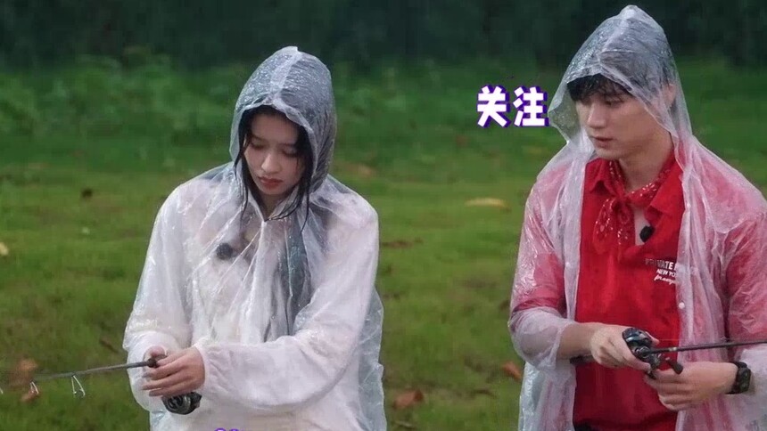 倒霉熊姐弟孙怡周翊然雨中钓鱼