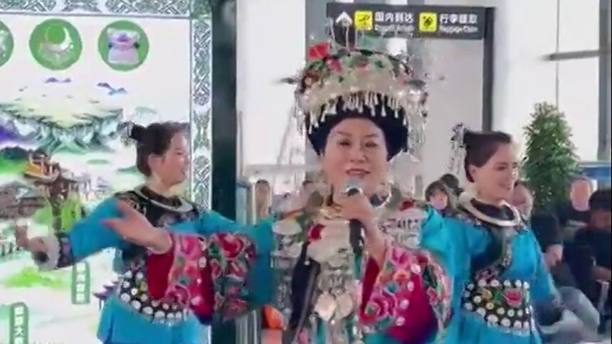 一路腾飞！湘西边城机场通航三周年