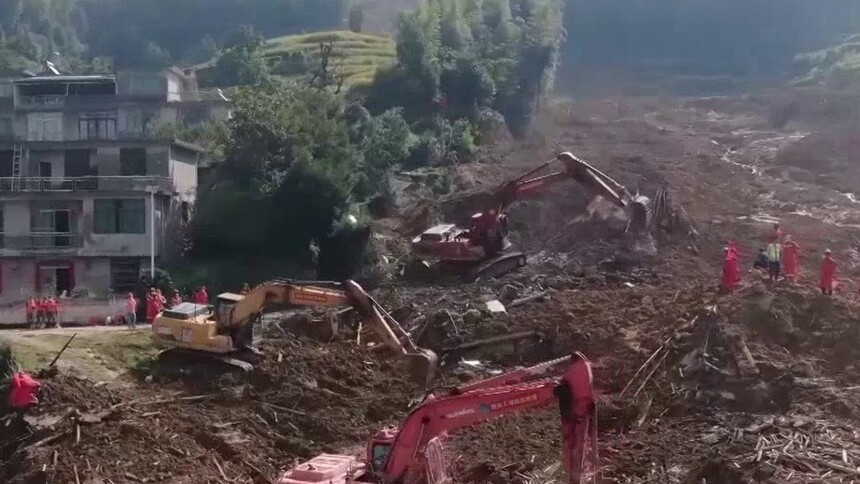 江西遂川泥石流灾害抢险救援 多支专业救援力量进入明坑村 持续搜救