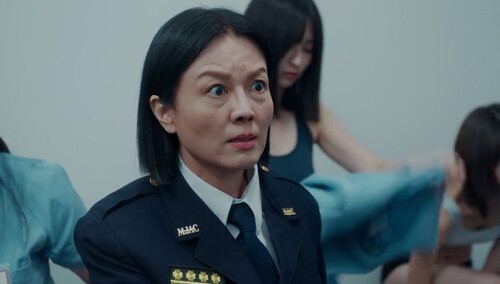 合唱团被怀疑盗窃，狱长坚定维护