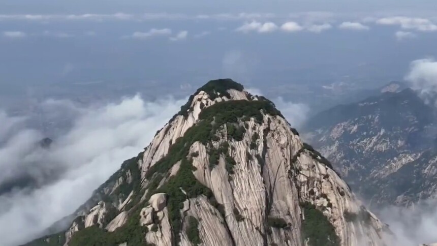 华山云海迎游客