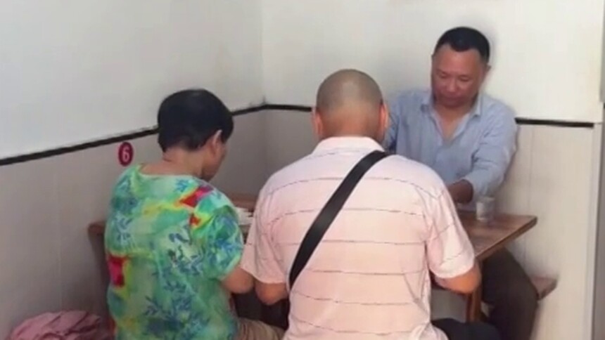 长沙一家31年老餐馆启动全面禁烟 拒绝室内二手烟：没收打火机？商家：少部分会暂时保管 以劝导为主